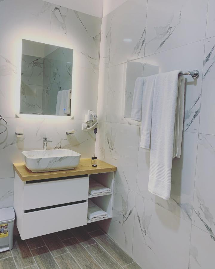 Belux Hotel Tirana Bagian luar foto