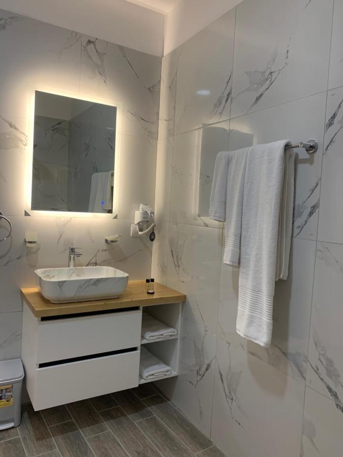Belux Hotel Tirana Bagian luar foto