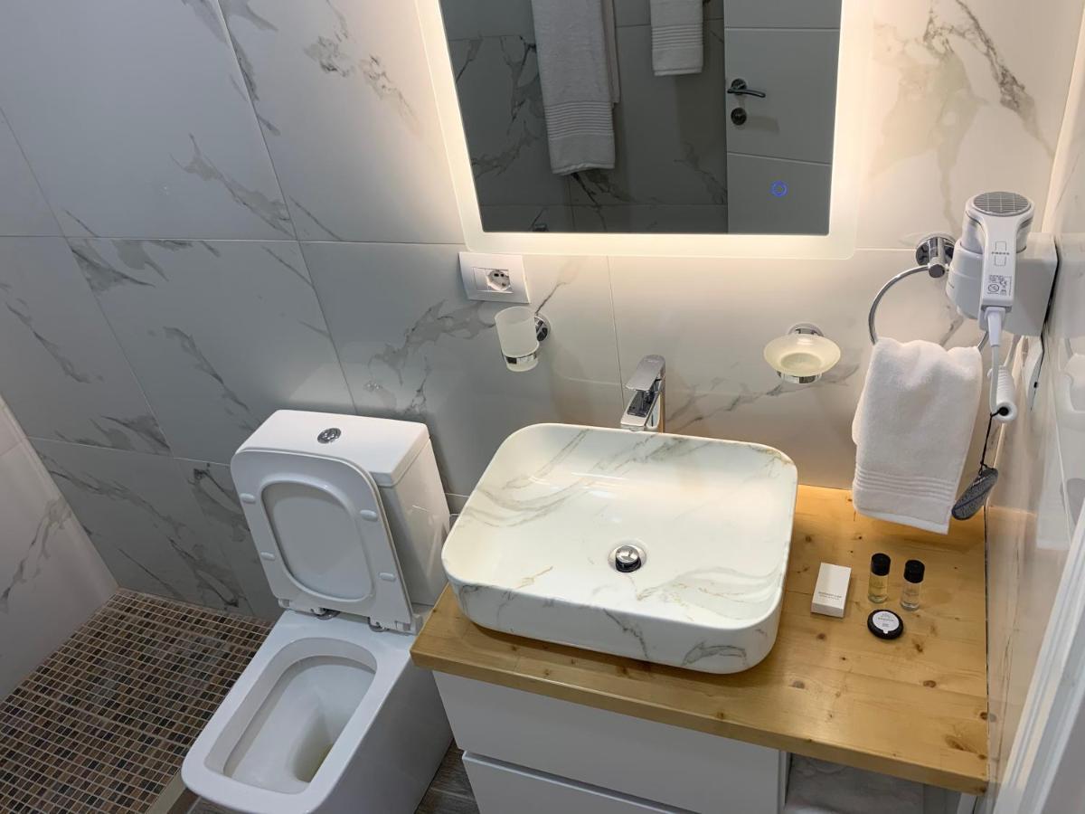 Belux Hotel Tirana Bagian luar foto